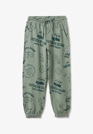Pantalones jogger verdes hechos de tela suave con gráficos y texto de temática al aire libre. Cintura y puños elásticos, con bolsillos laterales.