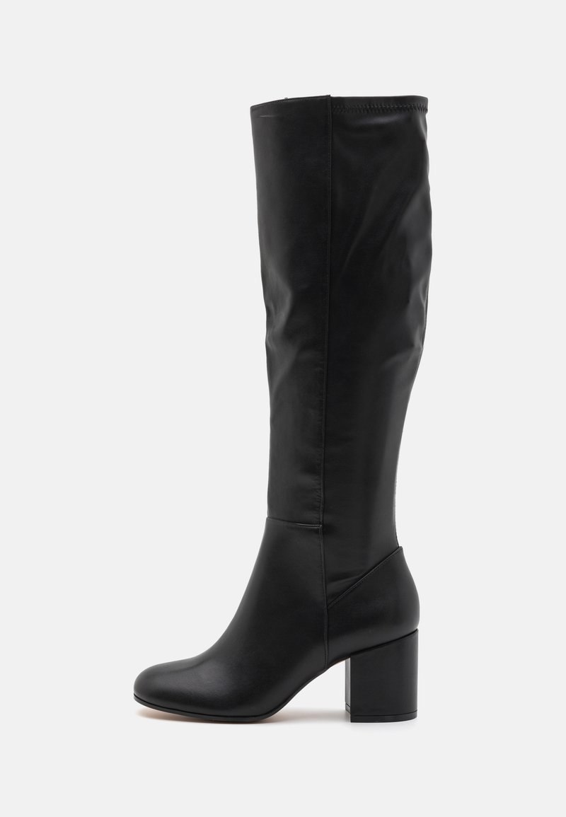 Knöchelhöhe schwarze Lederstiefel mit Blockabsatz, glatter Textur und taillierter Silhouette, die gestickte Akzente entlang der Nähte aufweisen.