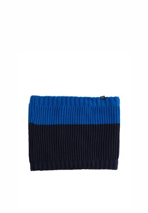 Bonnet tricoté présentant des rayures alternées bleu et marine, doté d'une texture côtelée et d'une petite étiquette noire sur un côté.
