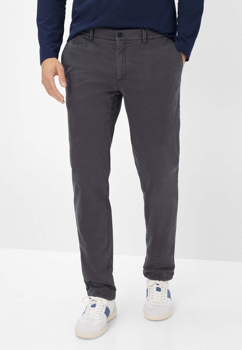 Slim-fit, mørkegrå bomuldsbukser med en glat tekstur, fem-lomme design og knaplukning, parret med hvide og blå sneakers.