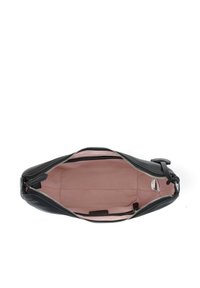 Borsa in pelle nera con una forma elegante, dotata di un interno in tessuto rosa e di una chiusura con zip argentata. All'interno ci sono tasche piccole.