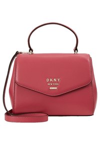 Punainen DKNY-nahkalaukku, jossa on yläkahva, irrotettava olkahihna ja etu läppä, jossa on logo ja "New York" -teksti.