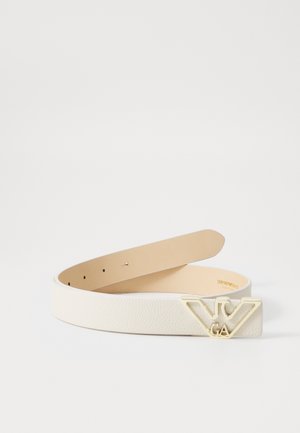 Ceinture en cuir texturé blanc avec une boucle en or portant le logo "I ❤️ GA". Longueur ajustable avec plusieurs trous pour le maintien.