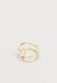 Ring i gulltone med en vridd design og glatte, blanke overflater. Åpen i endene med avrundede detaljer, laget av metall.