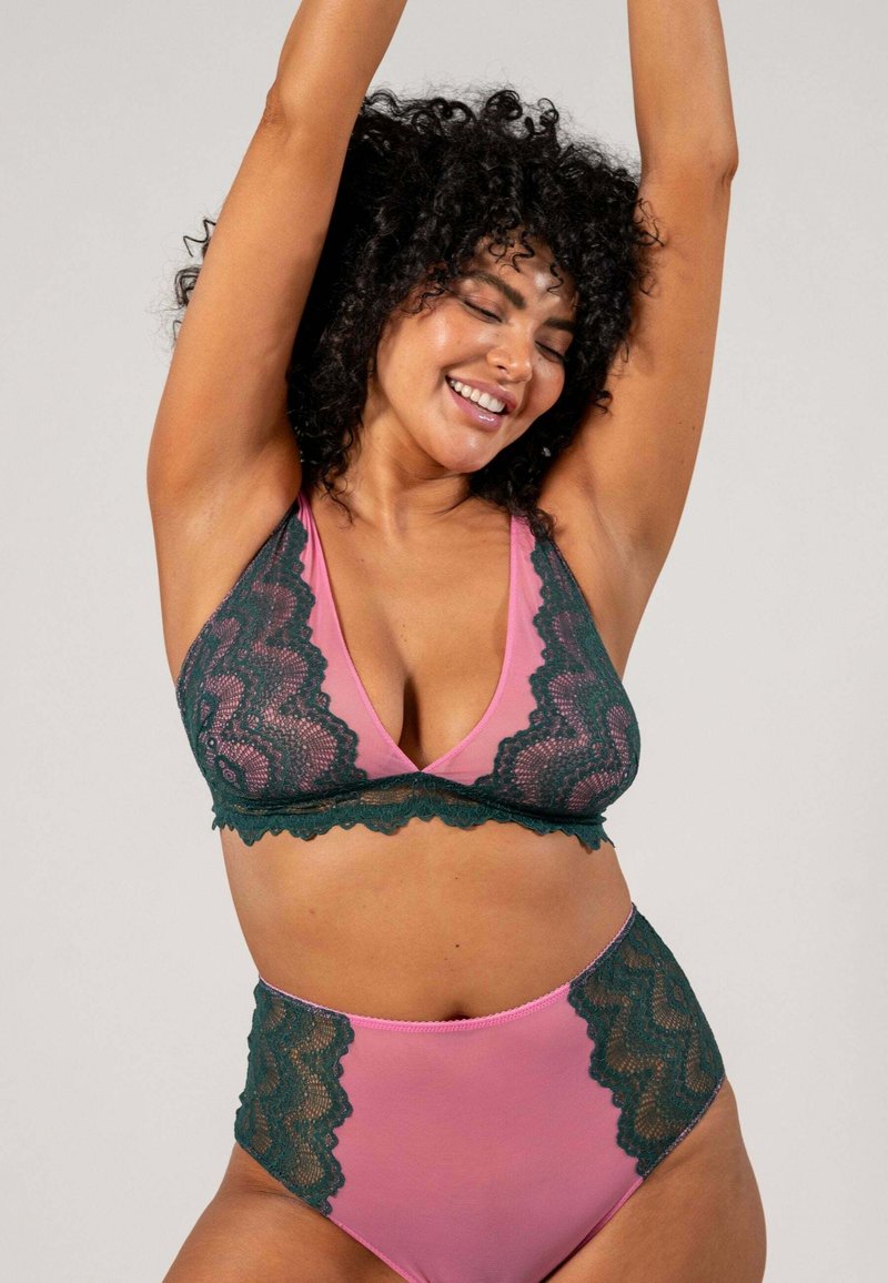 Spetsbralette i rosa och grönt med V-ringad design; matchande högmidjade trosor har blommig spetsdetalj längs midjebandet.
