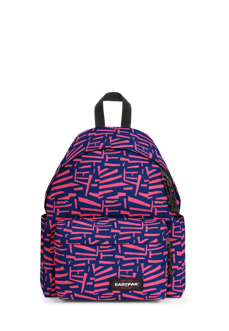 Mochila con un fondo azul marino y vibrantes patrones geométricos en rosa. Incluye un bolsillo frontal y una asa superior para llevarla.