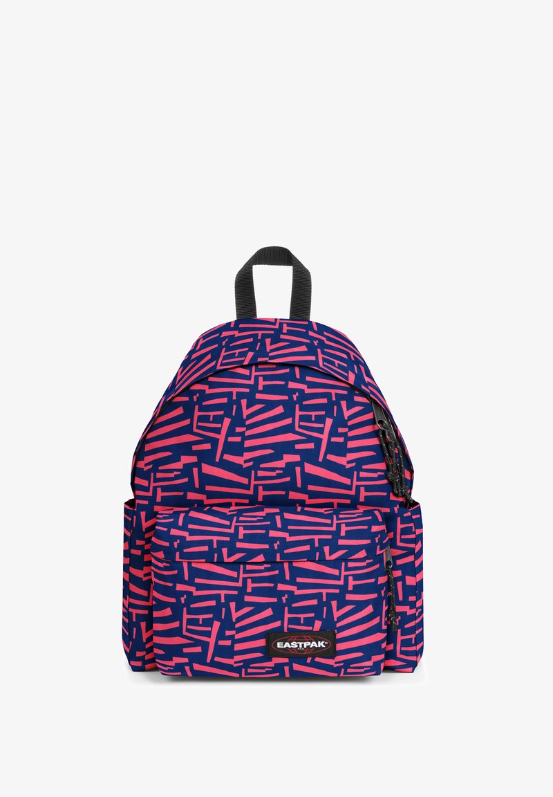 Zaino con sfondo navy e vivaci motivi geometrici rosa. Include una tasca frontale e una maniglia superiore per il trasporto.