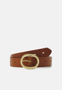 Ceinture en cuir marron avec une boucle ronde en laiton, présentant un design simple et plusieurs trous pour l'ajustement de la taille. Logo de la marque visible sur la boucle.