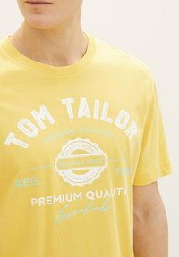 TOM TAILOR LOGO  - Potiskana majica - sunny yellow