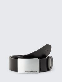Schwarzer Leder Gürtel mit einer silbernen rechteckigen Schnalle, in die der Markenname "Tom Tailor" eingeprägt ist. Glatte Textur, klassisches Design.