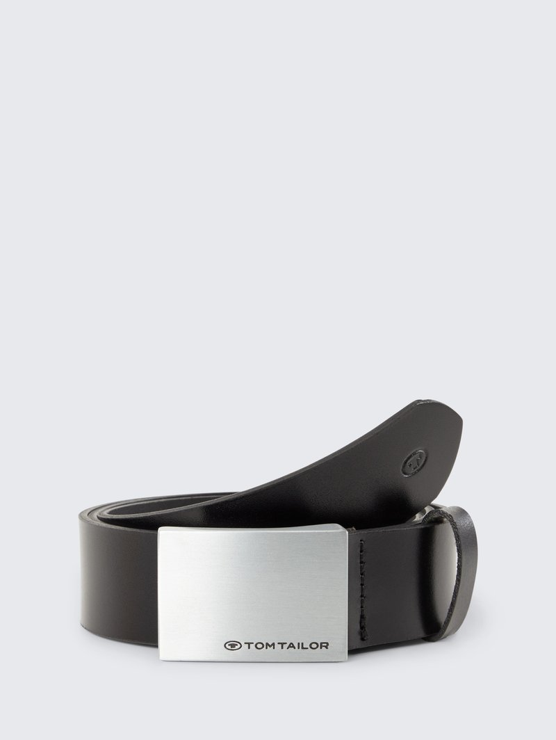 Schwarzer Leder Gürtel mit einer silbernen rechteckigen Schnalle, in die der Markenname "Tom Tailor" eingeprägt ist. Glatte Textur, klassisches Design.