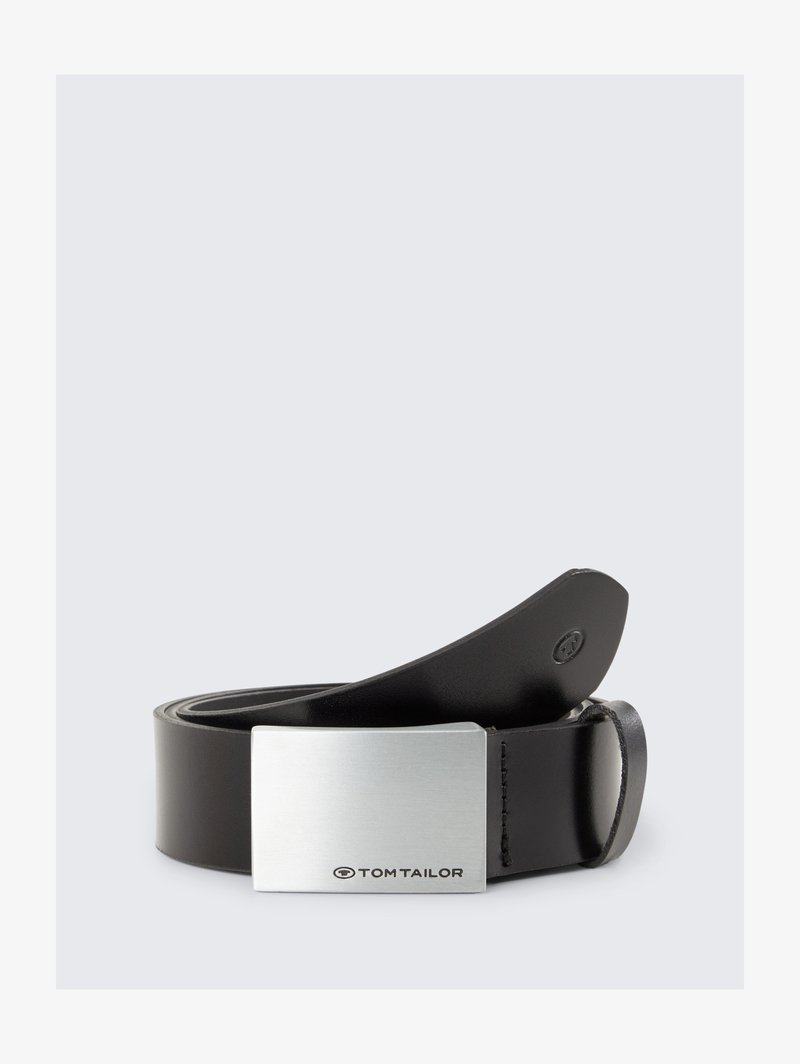 Schwarzer Leder Gürtel mit einer silbernen rechteckigen Schnalle, in die der Markenname "Tom Tailor" eingeprägt ist. Glatte Textur, klassisches Design.