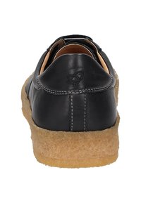 Schwarzer Lederschuh mit rundem Rücken, kontrastierenden weißen Nähten und einer strukturierten beigen Sohle. Verfügt über ein dezentes, am Absatz eingraviertes Logo.