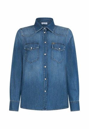 Chemise en denim à manches longues avec boutons-pression en perle, poches poitrine à rabat, col pointu et épingle à logo sur la poche droite.