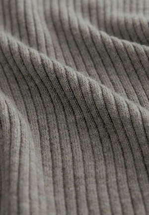 Tessuto grigio a costine con una texture morbida, caratterizzato da strisce alternate strette e larghe che creano un motivo sottile.
