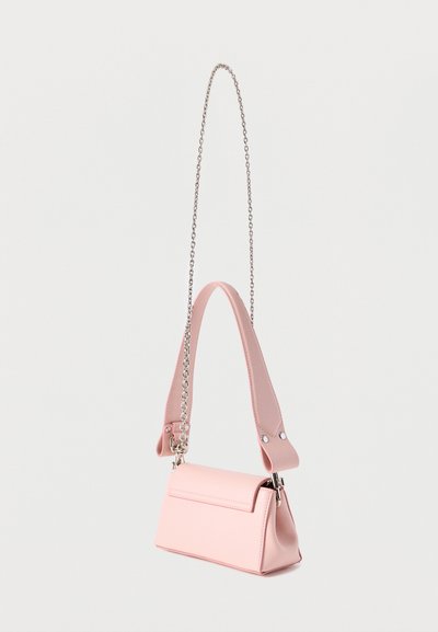 Ροζ τσαντάκι χιαστί με δομημένο σχήμα, λείο συνθετικό δερμάτινο υλικό, αλυσίδα ασημί λουρί και κούμπωμα με κούμπωμα. Ρυθμιζόμενο λουρί με μεταλλικές λεπτομέρειες.