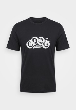 Μαύρη κοντομάνικη μπλούζα με λευκό κείμενο "NIKE Athletics" και στυλιζαρισμένα γράμματα μέσα σε αλληλοεπικαλυπτόμενους κύκλους στο στήθος.