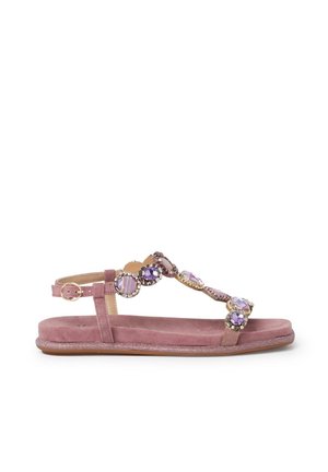 Różowy sandał zamszowy na płaskiej podeszwie, ozdobiony fioletowymi i złotymi akcentami na pasku oraz regulowaną klamrą na kostce.