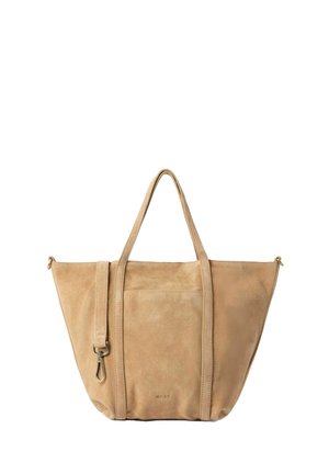 Sac fourre-tout en daim beige avec deux poignées, une bandoulière amovible et une poche avant, arborant un marquage minimaliste.