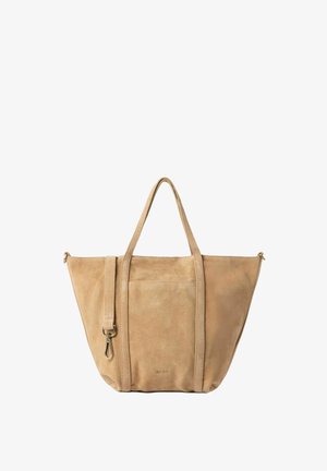 Sac fourre-tout en daim beige avec deux poignées, une bandoulière amovible et une poche avant, arborant un marquage minimaliste.