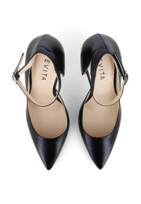 Scarpe nere in pelle con punta appuntita e cinturino alla caviglia, caratterizzate da una superficie liscia e una soletta beige, progettate per un aspetto formale.