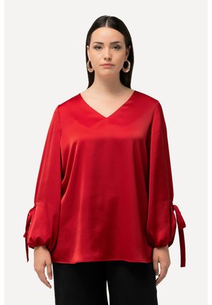 Rode satijnen blouse met een V-hals en lange puffmouwen, voorzien van strikjes bij de manchetten. Het ontwerp heeft een gladde textuur en een losse pasvorm.