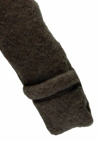 Brun filtärm med en mjuk struktur, utrustad med en uppvikbar mudd och en kontrasterande mörk söm längs kanten.