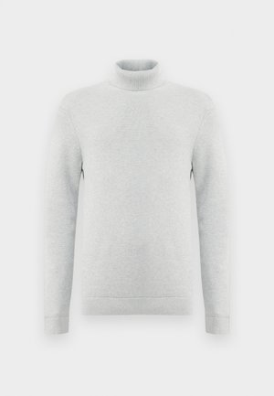Ljusgrå, stickad turtlenecktröja med ett strukturerat mönster, ribbade mudd och nederkant. Långa ärmar, avslappnad passform, utan synlig hårdvara eller detaljer.