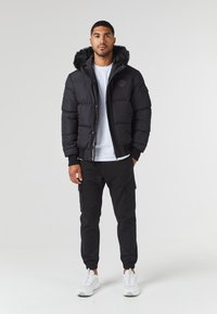 CLOSURE London HOODED SHORT PUFFER JACKET - Téli dzseki - black