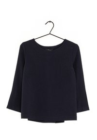 Maglietta a maniche lunghe blu navy con scollo rotondo e orlo dritto, caratterizzata da una texture liscia e senza pattern o dettagli visibili.