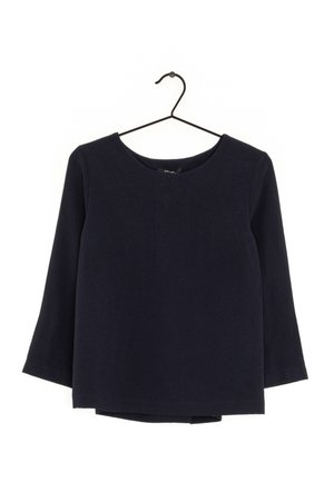 Top de manga larga azul marino con escote redondo y dobladillo recto, que presenta una textura suave y sin patrones o acentos visibles.
