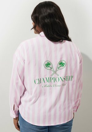 Camisa de manga larga a rayas rosas y blancas con un gráfico verde de raquetas de tenis y palmeras, que presenta el texto "CLUB DE TENIS CAMPEONATO MALIBÚ".