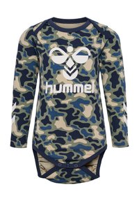 Bodysuit z długim rękawem w wzór w kamuflaż w odcieniach zieleni, granatu i beżu. Posiada białe logo oraz zapięcie na napy na dole.
