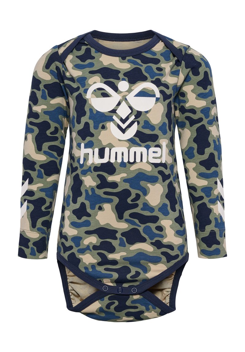 Bodysuit z długim rękawem w wzór w kamuflaż w odcieniach zieleni, granatu i beżu. Posiada białe logo oraz zapięcie na napy na dole.
