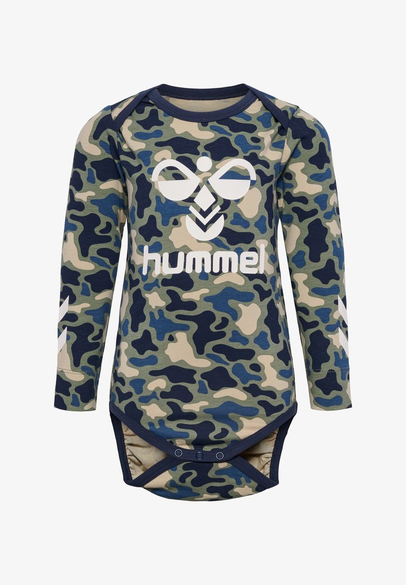 Lange mouw bodysuit in camouflagepatroon met tinten groen, marineblauw en beige. Voorzien van een wit logo en drukknoopsluiting aan de onderkant.
