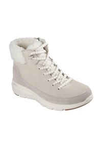 Bota de ante gris claro con forro de felpa blanca sintética, puntera redondeada y diseño con cordones. Cuenta con una suela acolchada y un acabado texturizado.