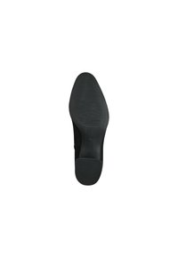 Suola di scarpa nera con una finitura liscia, caratterizzata da un motivo di presa testurizzato. Punta leggermente appuntita e tallone arrotondato per la stabilità.