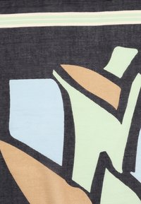 Tissu en coton avec des formes abstraites en bleu clair, vert et beige sur un fond gris foncé ; présente un accent en rayures étroites en haut.