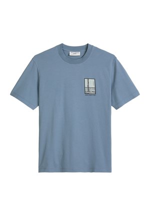T-shirt bleu à manches courtes avec col rond, doté d'un petit motif rectangulaire et du texte "MOPD SPORTS CLUB" sur le côté gauche de la poitrine.