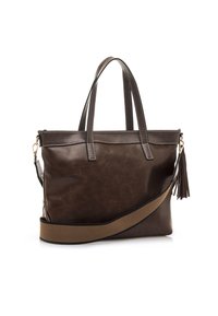 Bolso tote de cuero marrón con una textura suave, asas dobles, correa marrón desmontable y un acento decorativo de borlas. Cierre con cremallera en la parte superior.