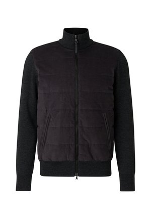 Sort quiltet jakke med høj krave og lynlåslukning foran. Mørkegrå ærmer og sidelommer. Tekstureret stof, sporty design.