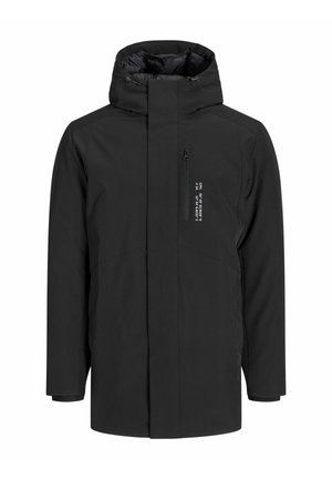 Chaqueta impermeable negra con cuello alto, bolsillo en el pecho con cremallera y capucha ajustable. Presenta una textura exterior suave y líneas limpias.