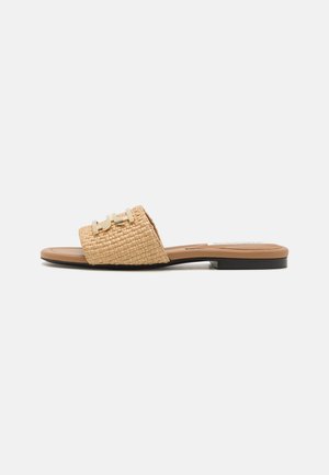 Vævede beige slidesandaler med en flad brun sål og en dekorativ lyse farve hardwaredetalje på den øverste rem.