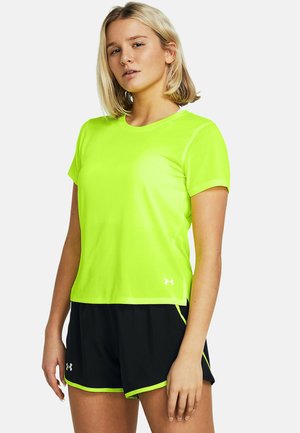 Camiseta atlética verde neón de mangas cortas y escote redondo, combinada con pantalones cortos negros que tienen acentos en verde neón y un ajuste holgado.