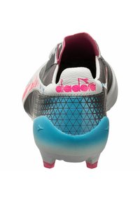 Scarpa da atletica grigia e bianca con dettagli rosa, design geometrico sul tallone, suola con gradiente blu e parte superiore testurizzata.