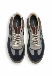 Sneaker mit einer Mischung aus grauem Mesh, dunkelblauem Wildleder und braunen Ledermaterialien. Runde Zehenpartie, flache Schnürsenkel, gepolsterter Innenraum und strukturierte Sohle.