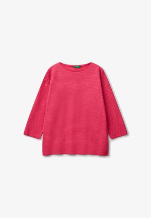 Langärmliger, leuchtend pinker, gerippter Strickpullover mit rundem Ausschnitt und lockerem Sitz, auf weißem Hintergrund dargestellt.