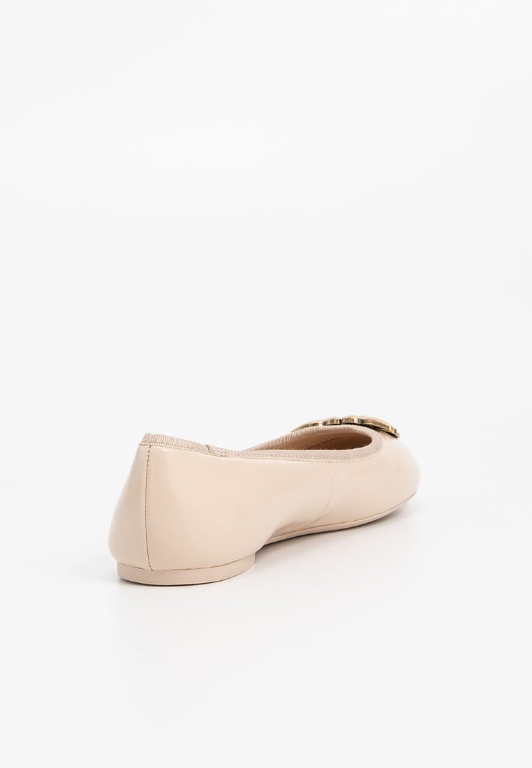 Zapato de ballet plano de cuero beige con puntera redonda, tacón bajo y hebilla decorativa en tono dorado en la parte superior, visto desde el lado izquierdo posterior sobre un fondo blanco.