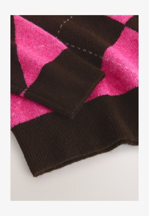 Gestrickter Pullover mit rosa und braunen Rautenmuster. Er verfügt über Bündchen und Saum in Dunkelbraun mit Rippstrick. Weiche Textur mit gemischten Fasern.