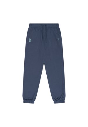 Marineblå sweatpants lavet af blødt stof, med elastisk talje, tilpassedeankler og et lille LA-logo på venstre lår.